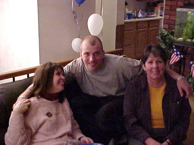 home-leave-pics08.jpg 
640 x 480 JPEG-compressed image 
(36,487 bytes)